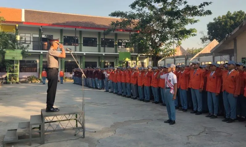melalui-program-police-go-to-school,-polres-mojokerto-kota-tanamkan-disiplin