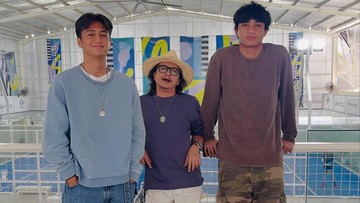 potret-andy-/rif-bersama-kedua-anak-yang-tinggi-menjulang,-tuai-beragam-komen-kocak