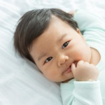 perkembangan-bayi-4-bulan-menuju-5-bulan,-si-kecil-sudah-bisa-apa-saja?