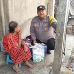 bhabinkamtibmas-polsek-sooko-polres-mojokerto-antar-sembako-langsung-ke-rumah-warga