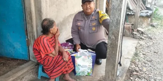 Bhabinkamtibmas Polsek Sooko Polres Mojokerto Antar Sembako Langsung ke Rumah Warga