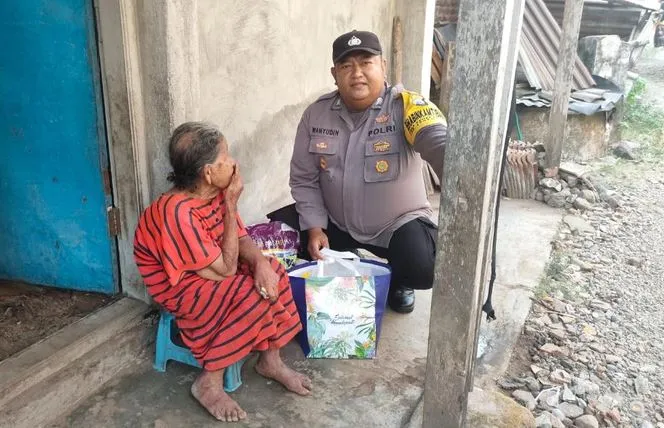 bhabinkamtibmas-polsek-sooko-polres-mojokerto-antar-sembako-langsung-ke-rumah-warga