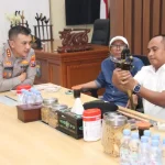 bentuk-penghormatan,-budayawan-sumenep-hadiahi-keris-ke-kapolresta-baru