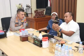 bentuk-penghormatan,-budayawan-sumenep-hadiahi-keris-ke-kapolresta-baru