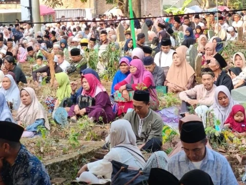 di-haul-buntet-pesantren,-menko-zulhas-tegaskan-besarnya-jasa-kiai-abbas-bagi-nkri