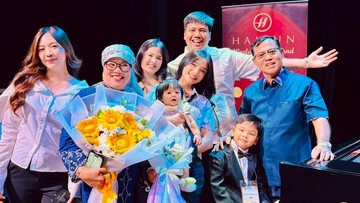 bikin-bangga!-momen-gala-sky-anak-mendiang-vanessa-angel-tampil-bermain-piano-di-atas-panggung