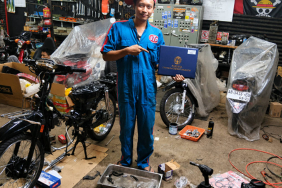 bayar-kuliah-dari-bengkel-garasi:-kisah-mahasiswa-uny-yang-wisuda-berkat-restorasi-motor-klasik