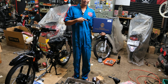 bayar-kuliah-dari-bengkel-garasi:-kisah-mahasiswa-uny-yang-wisuda-berkat-restorasi-motor-klasik