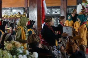 wisuda-ke-13-permadani-banjarnegara,-66-panatacara-muda-siap-jadi-pelestari-budaya-jawa