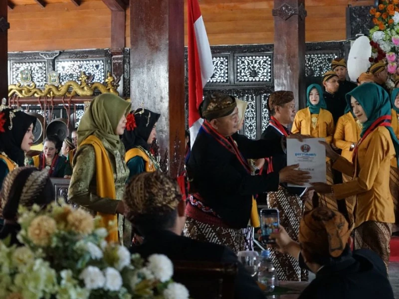 wisuda-ke-13-permadani-banjarnegara,-66-panatacara-muda-siap-jadi-pelestari-budaya-jawa