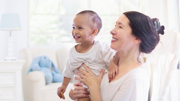 sampai-usia-berapa-perempuan-masih-bisa-menyusui-bayi?-ini-penjelasannya