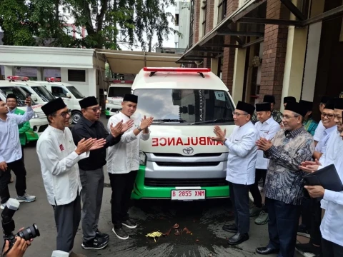 melalui-pbnu,-yanmu-salurkan-11-ambulans-dan-1.000-al-quran-untuk-pwnu-dan-pcnu