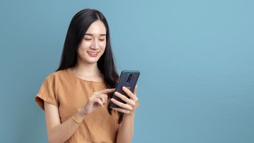 pakar-ugm-ingatkan-bahaya-duduk-berjam-jam-sambil-scrolling-handphone