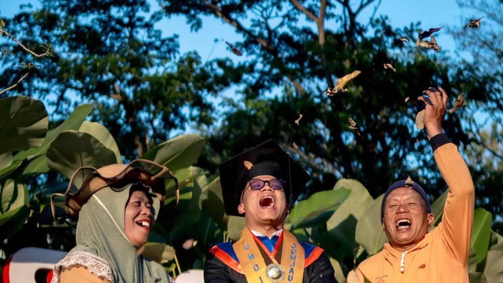 foto-wisuda-mahasiswa-undip-ini-viral,-orang-tuanya-ternyata-perawat-taman-kampus
