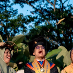 foto-wisuda-mahasiswa-undip-ini-viral,-orang-tuanya-ternyata-perawat-taman-kampus