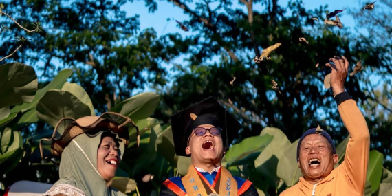foto-wisuda-mahasiswa-undip-ini-viral,-orang-tuanya-ternyata-perawat-taman-kampus