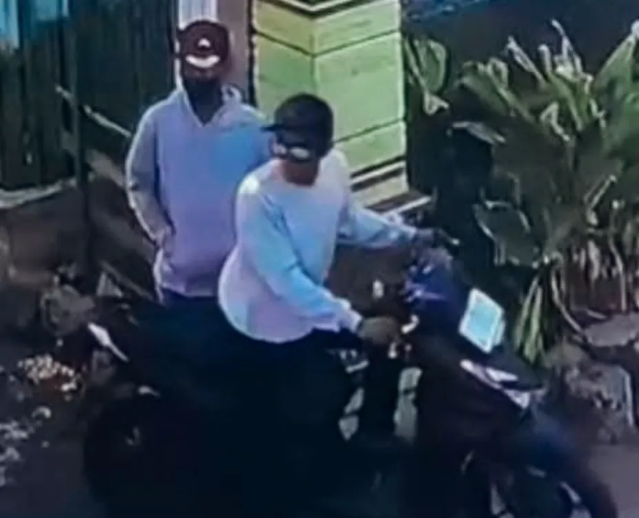 curanmor-di-gresik-terekam-cctv,-pelaku-dorong-motor-curian-agar-dikira-mogok