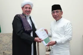 temui-ketum-pbnu,-syekh-yasir-al-adni-hadiahkan-syarah-atas-kitab-teologi-karya-hadratussyekh