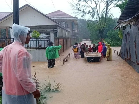 hujan-deras-enam-jam,-banjir-kepung-tiga-kecamatan-di-kota-padang