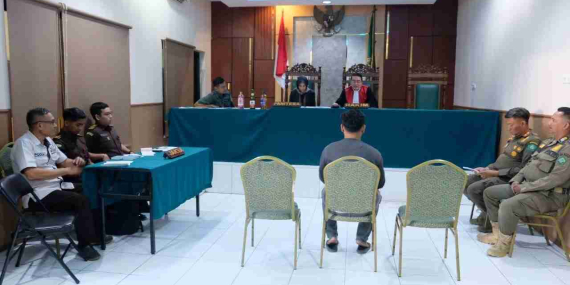 Satpol PP Sidoarjo Bawa Penjual Miras ke Meja Hijau, Hakim Jatuhkan Vonis Denda