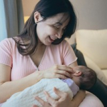 benarkah-perasaan-bahagia-ibu-menyusui-bisa-bantu-produksi-kolostrum?-ini-kata-studi