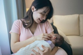 benarkah-perasaan-bahagia-ibu-menyusui-bisa-bantu-produksi-kolostrum?-ini-kata-studi