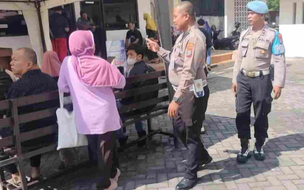 satlantas-polresta-sidoarjo-patroli-di-samsat,-wajib-pajak-tak-lagi-bingung-urus-administrasi