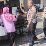 satlantas-polresta-sidoarjo-patroli-di-samsat,-wajib-pajak-tak-lagi-bingung-urus-administrasi