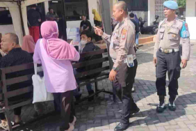 satlantas-polresta-sidoarjo-patroli-di-samsat,-wajib-pajak-tak-lagi-bingung-urus-administrasi
