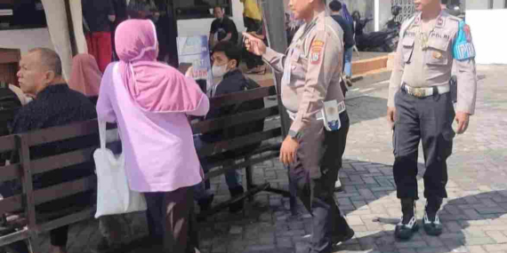 Satlantas Polresta Sidoarjo Patroli di Samsat, Wajib Pajak Tak Lagi Bingung Urus Administrasi