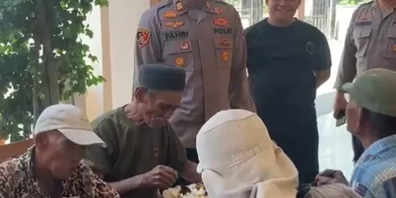 Polsek Wringinanom Gelar Makan Bersama 300 Warga, Pererat Kedekatan Polisi dan Masyarakat
