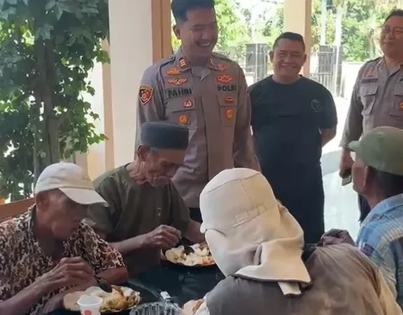 polsek-wringinanom-gelar-makan-bersama-300-warga,-pererat-kedekatan-polisi-dan-masyarakat