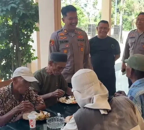polsek-wringinanom-gelar-makan-bersama-300-warga,-pererat-kedekatan-polisi-dan-masyarakat