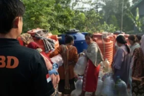 krisis-air-bersih-di-cilegon,-warga-terpaksa-turun-bukit-dan-gunakan-air-yang-kurang-layak