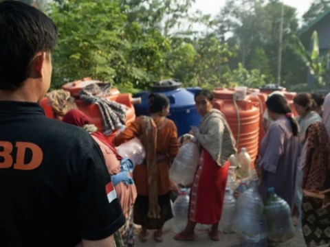 krisis-air-bersih-di-cilegon,-warga-terpaksa-turun-bukit-dan-gunakan-air-yang-kurang-layak