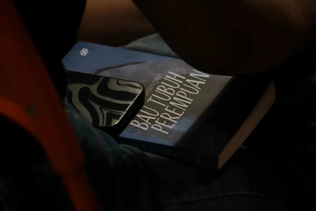 ester-pandiangan:-ini-proses-saya-menulis-buku-‘bau-tubuh-perempuan’