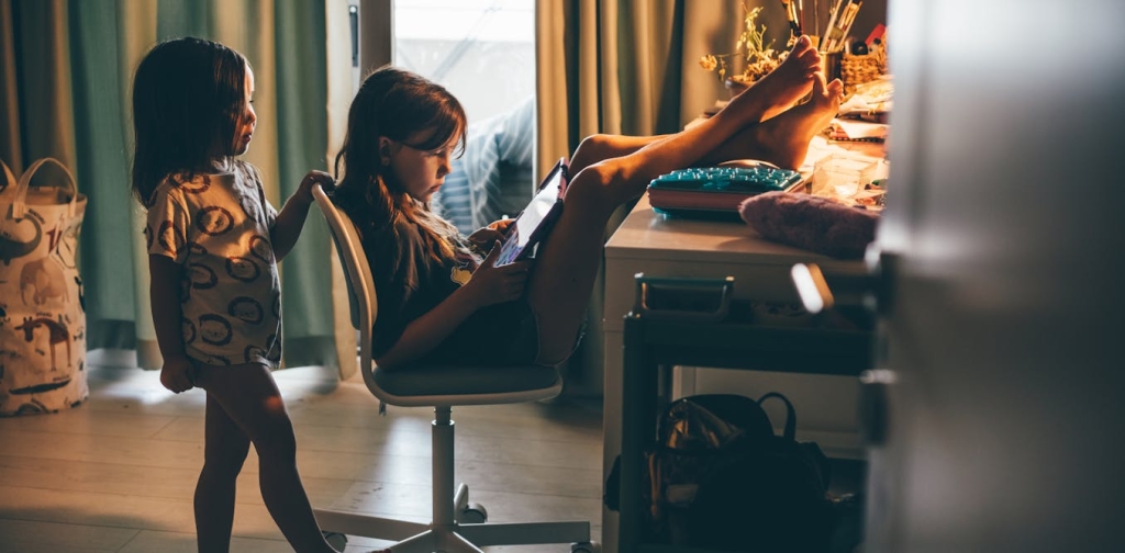 parents-putting-screens-in-front-of-their-kids-is-more-about-their-own-stress-than-other-factors