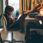 parents-putting-screens-in-front-of-their-kids-is-more-about-their-own-stress-than-other-factors