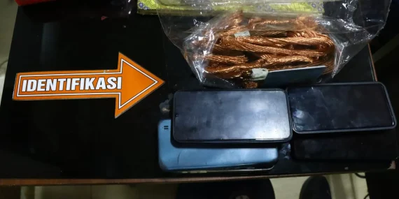 Sembunyikan Kabel Tembaga di Balik Jaket APD, Aksi 2 Pekerja di Gresik Gagal