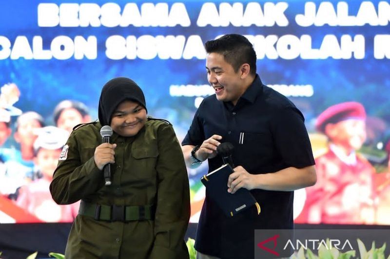 seskab-teddy-motivasi-siswa-sekolah-rakyat-berani-bermimpi-besar
