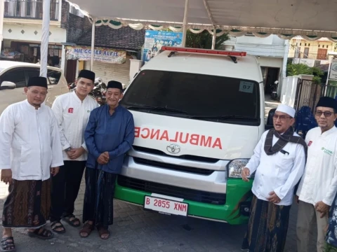 kesiapan-medis-muktamar-ke-35-nu,-pesantren-tambakberas-terima-wakaf-dua-ambulans