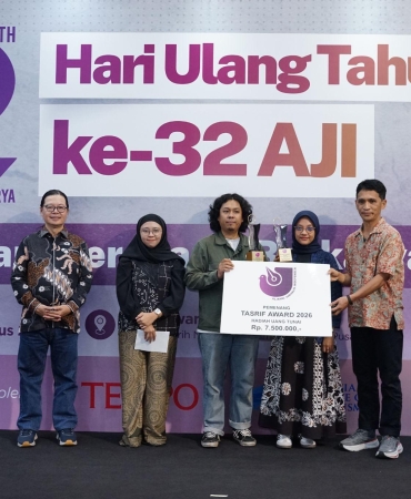 andrie-yunus-dan-tim-produksi-film-“pesta-babi”-terima-tasrif-award-2026