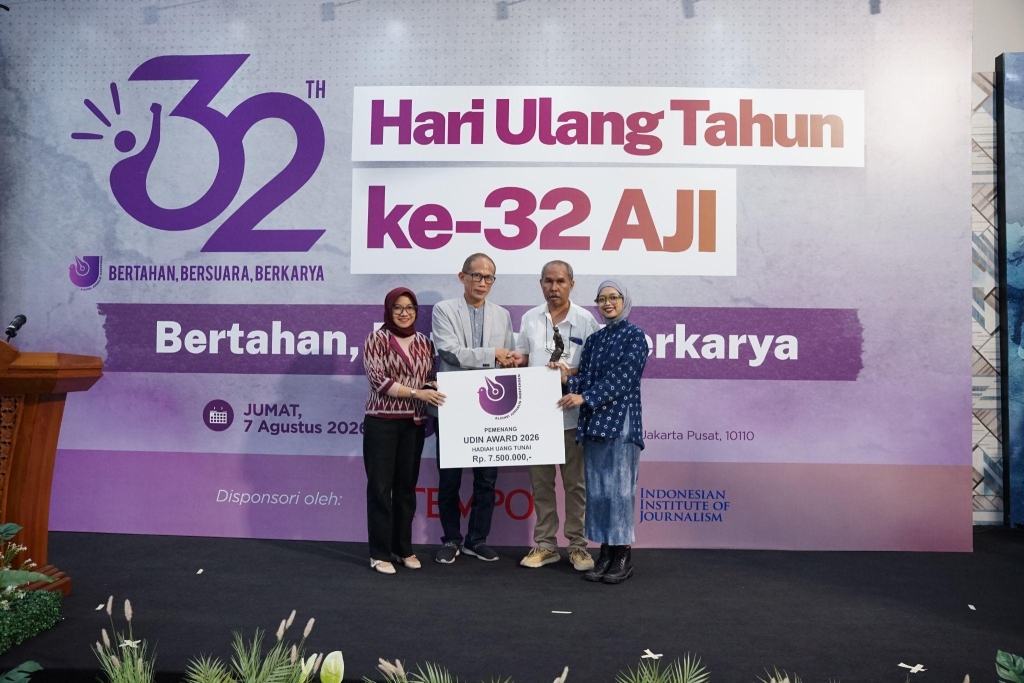dandhy-dan-tim-produksi-film-“pesta-babi”-raih-udin-award-32-tahun-aji