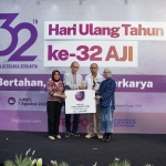 dandhy-dan-tim-produksi-film-“pesta-babi”-raih-udin-award-32-tahun-aji