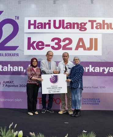 dandhy-dan-tim-produksi-film-“pesta-babi”-raih-udin-award-32-tahun-aji