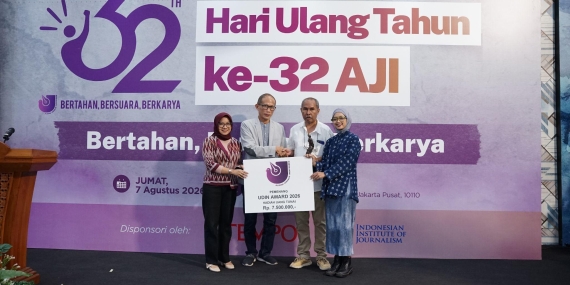 dandhy-dan-tim-produksi-film-“pesta-babi”-raih-udin-award-32-tahun-aji