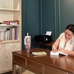 5-potret-home-office-marshanda,-klasik-dan-didominasi-warna-hijau