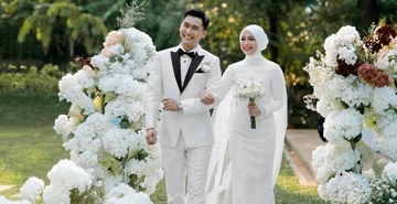 5-potret-pernikahan-dea-annisa-dan-mazaki-ahmad,-digelar-outdoor