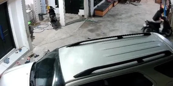 Motor Warga Sampang Dicuri, Pelaku Terekam CCTV Saat Beraksi di Teras Rumah