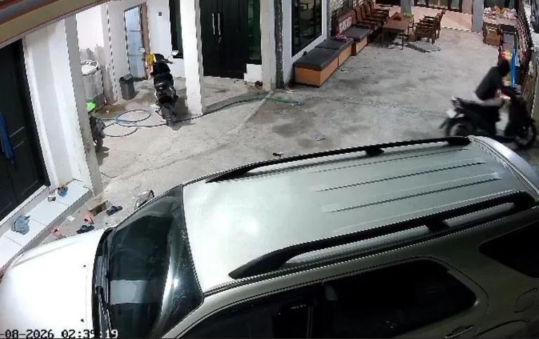 motor-warga-sampang-dicuri,-pelaku-terekam-cctv-saat-beraksi-di-teras-rumah